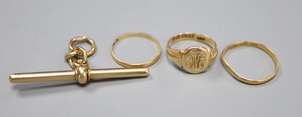 A George V 18ct gold signet ring, size J, a Victorian 18ct gold band, an 18ct gold albert T-bar and three links and a William IV band.